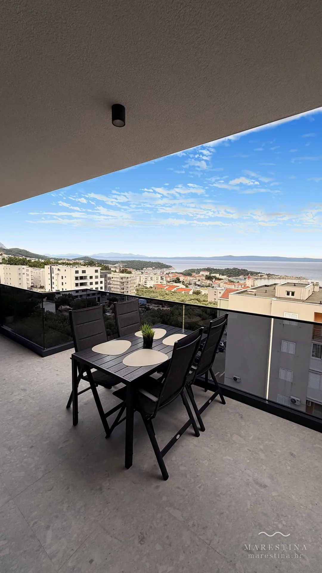 Der besonders große Balkon mit vollem Meerblick