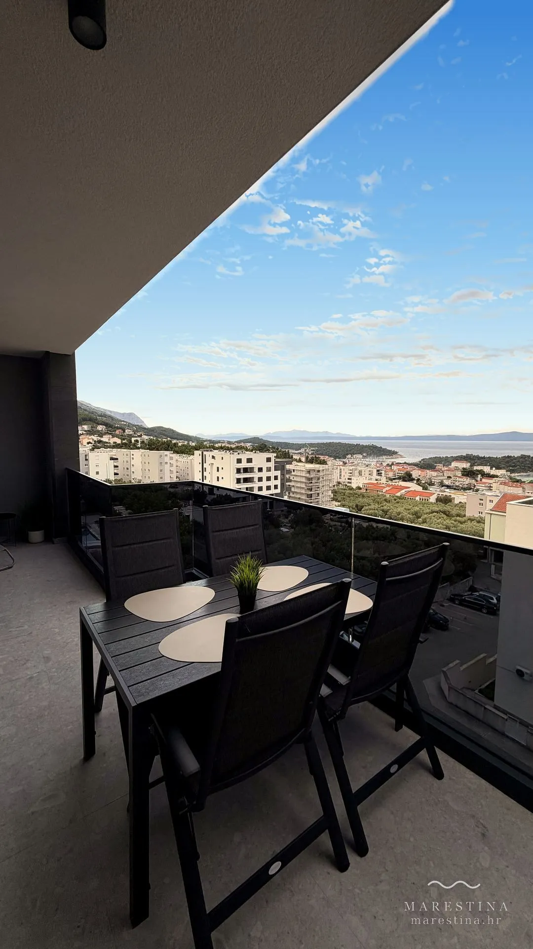 Der besonders große Balkon mit vollem Meerblick