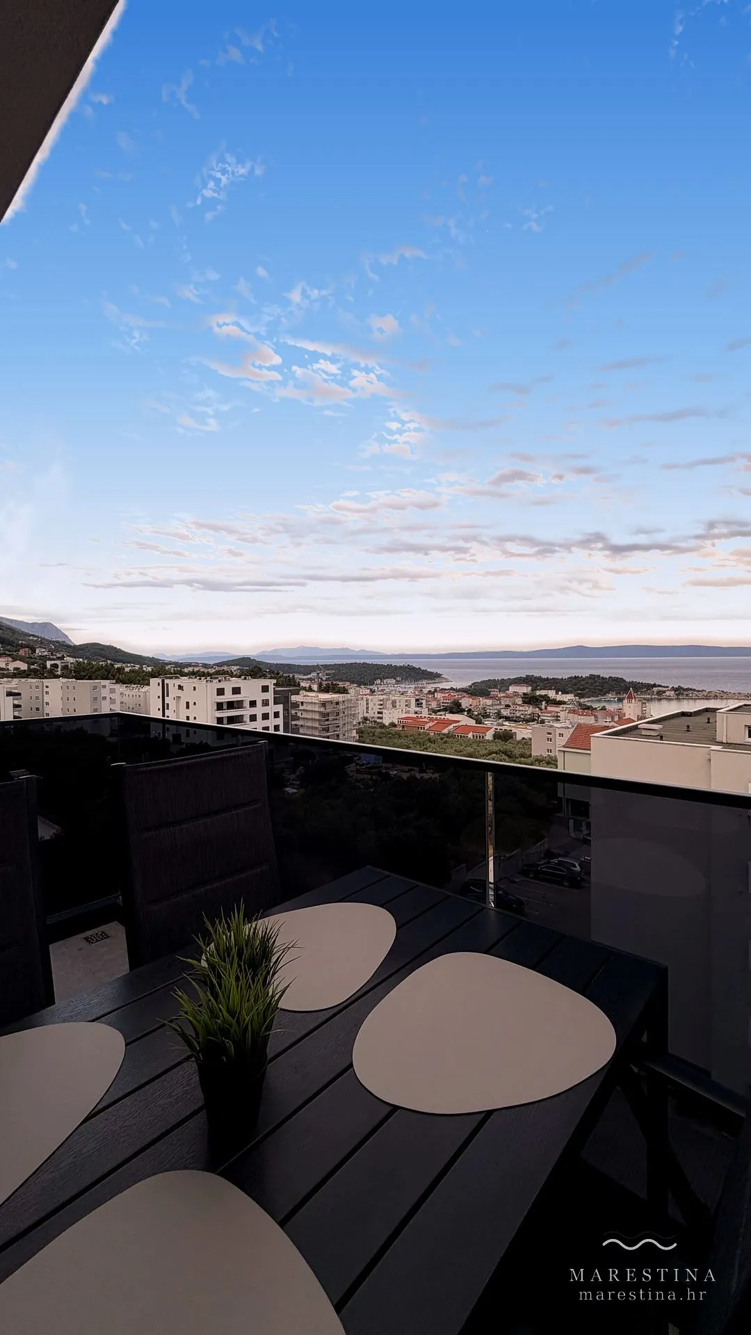 Der besonders große Balkon mit vollem Meerblick