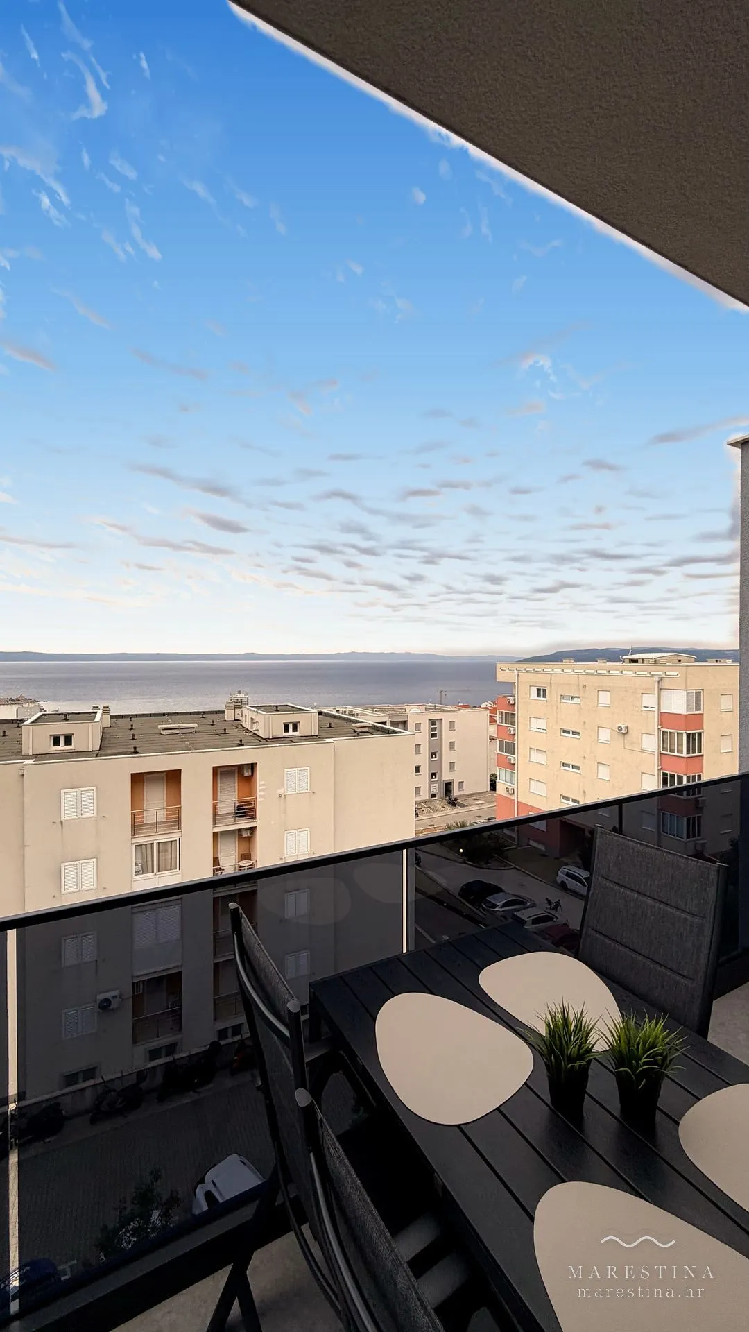 Der besonders große Balkon mit vollem Meerblick