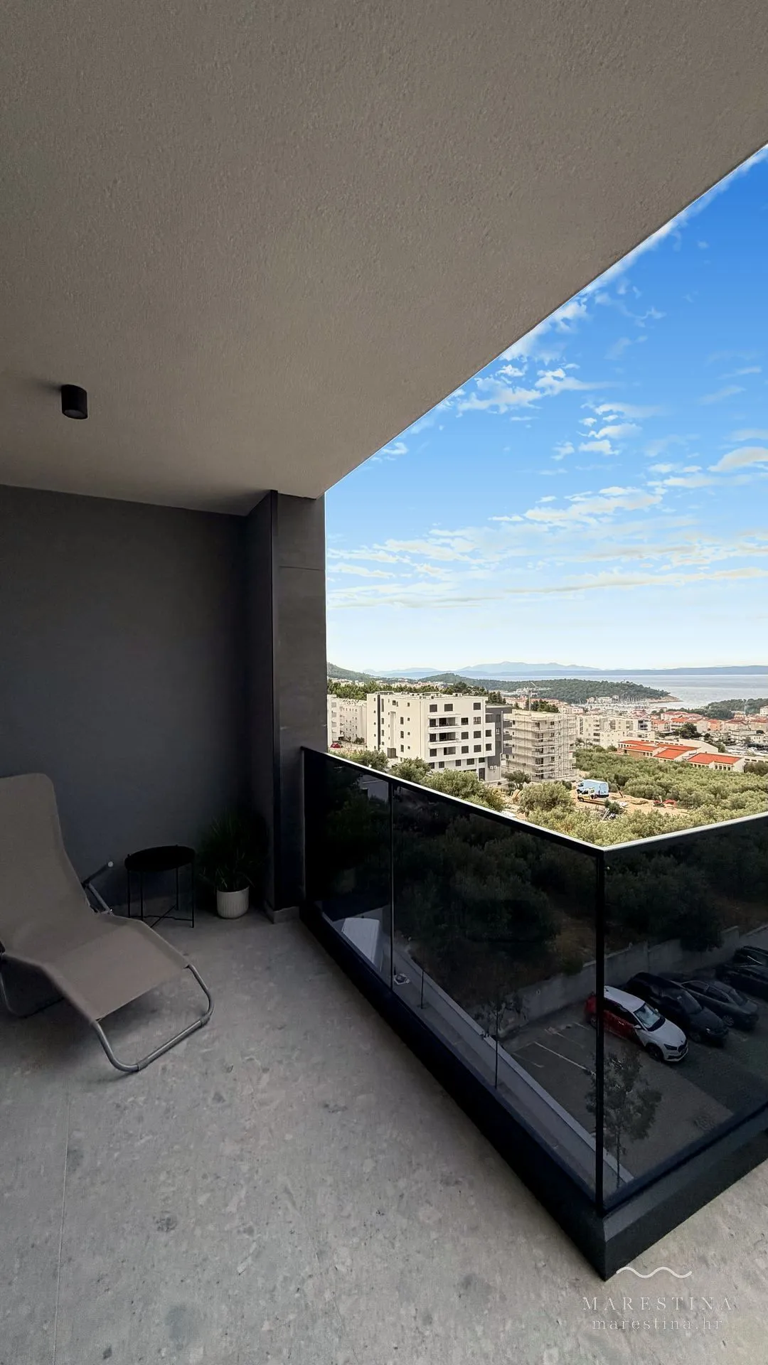 Der besonders große Balkon mit vollem Meerblick