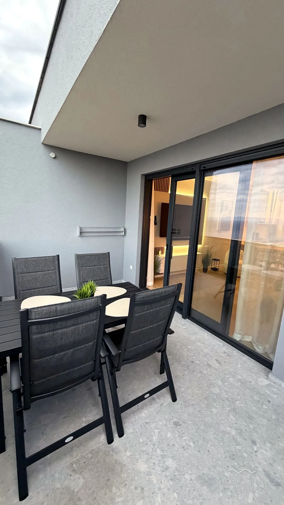 Der besonders große Balkon mit vollem Meerblick