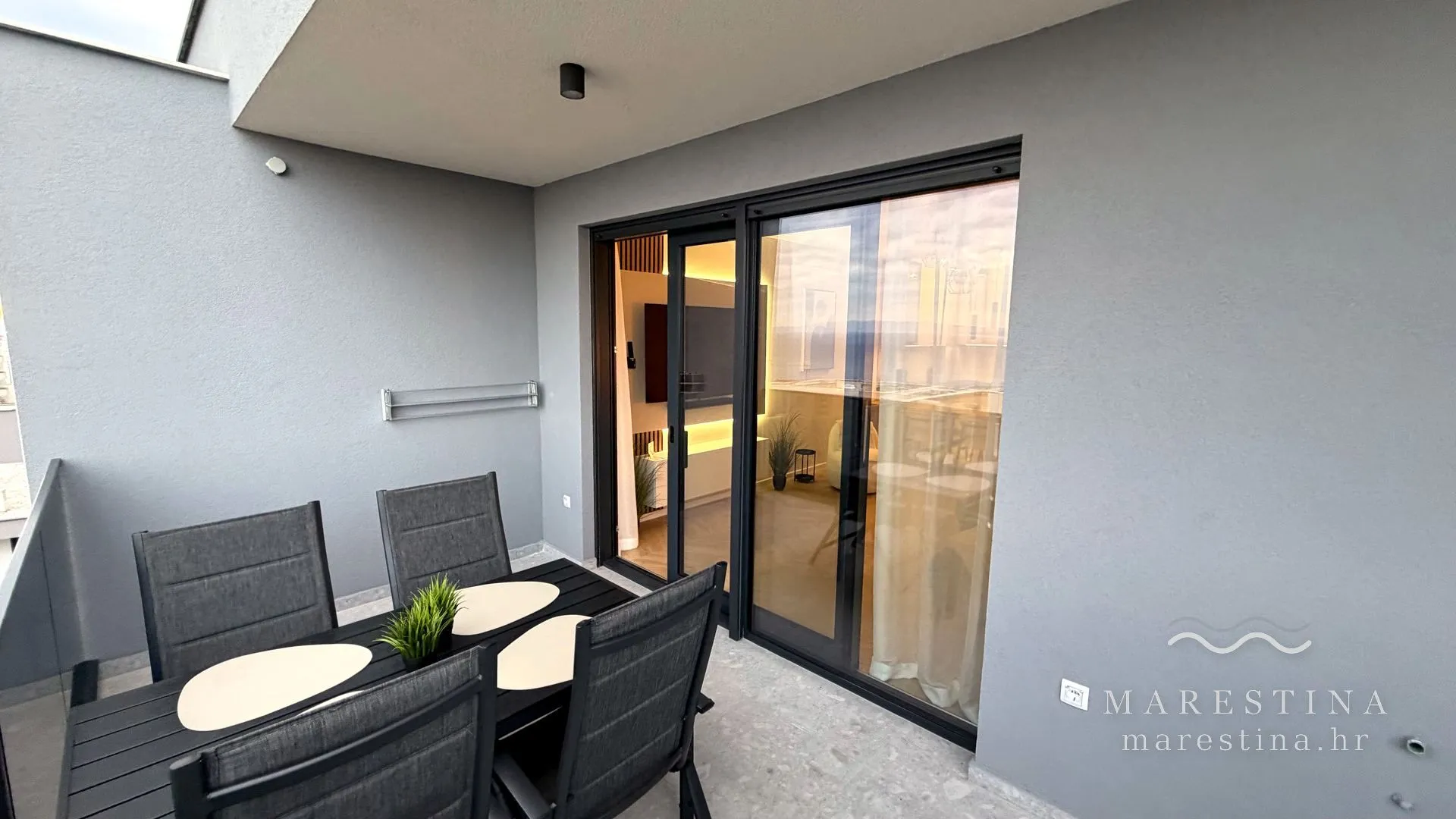 Der besonders große Balkon mit vollem Meerblick