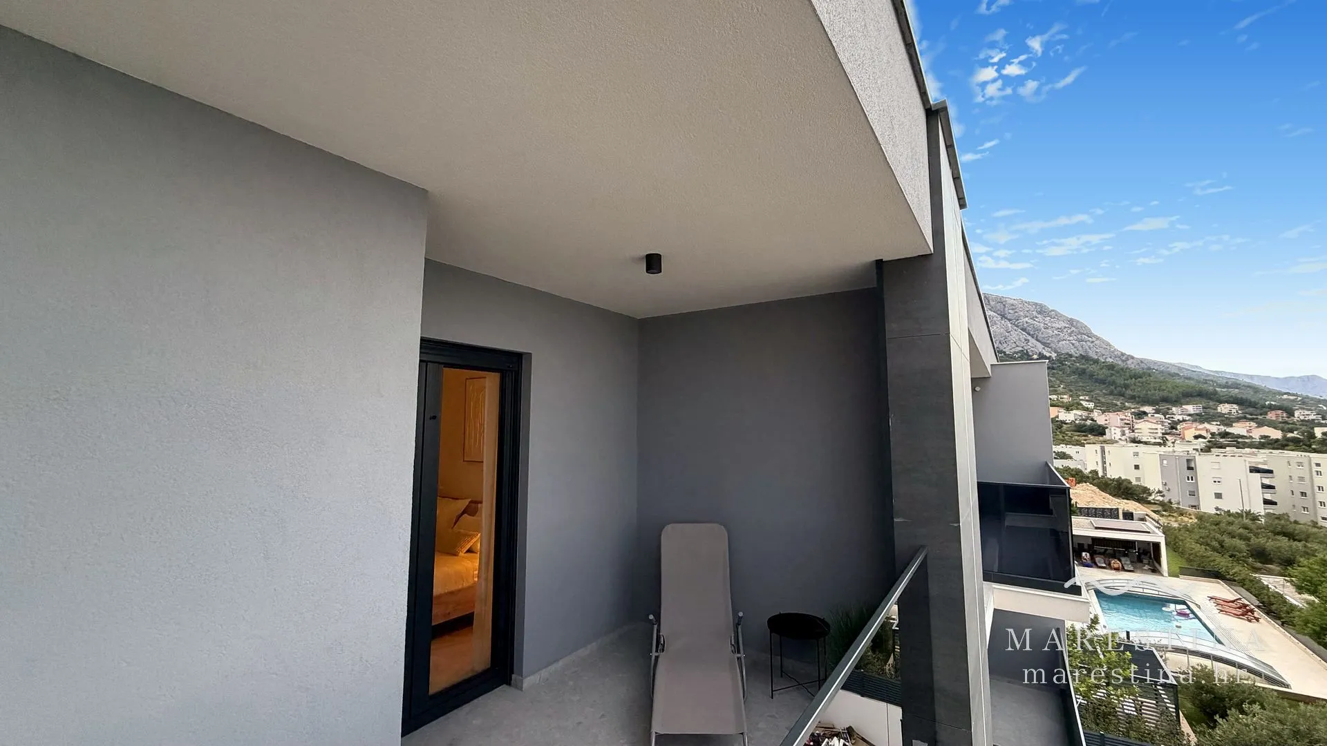 Der besonders große Balkon mit vollem Meerblick