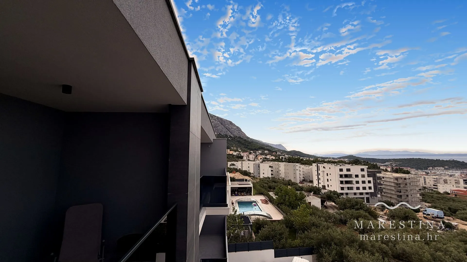 Der besonders große Balkon mit vollem Meerblick
