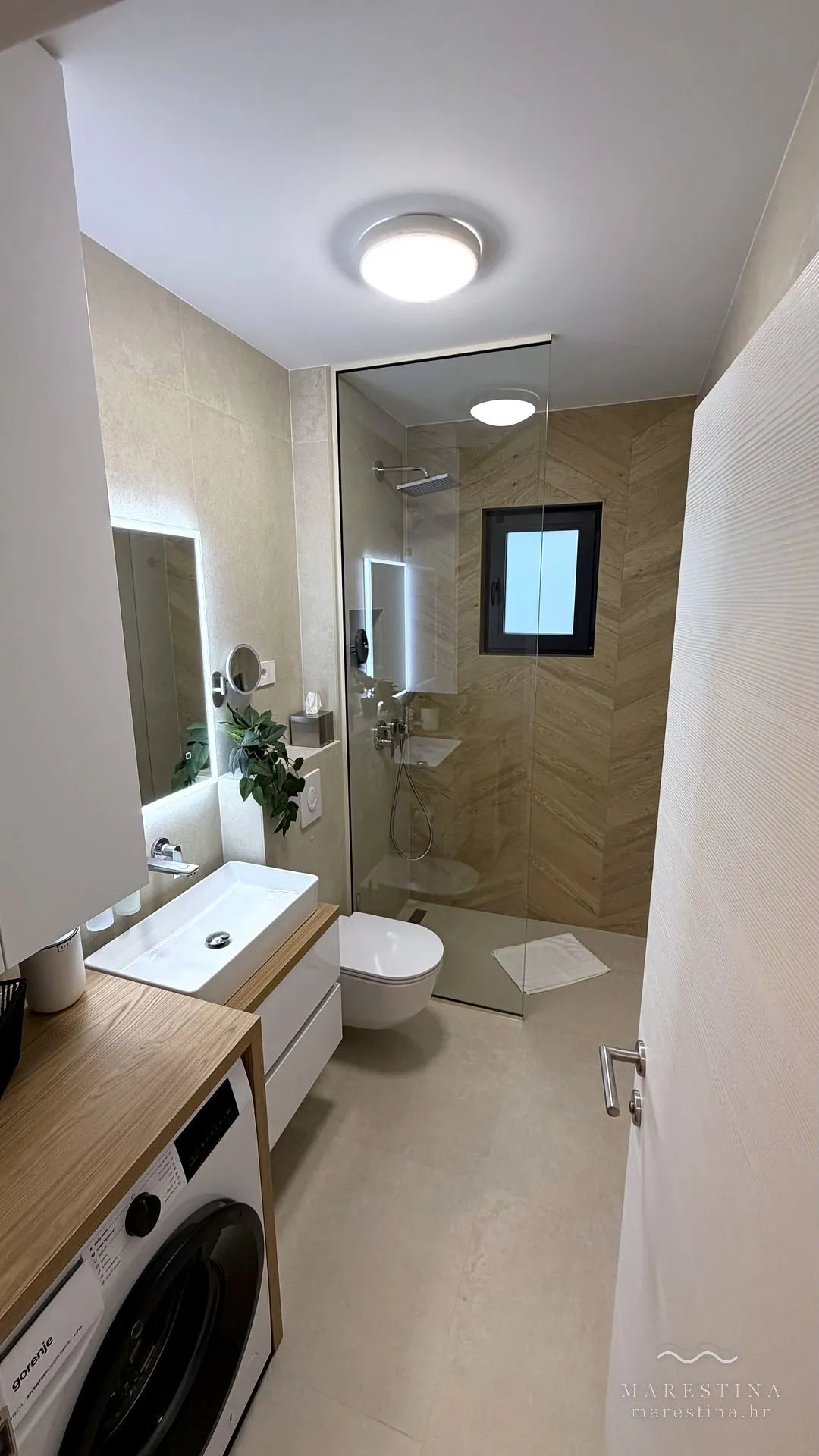 Zweites Badezimmer mit ebenerdiger Dusche und Waschmaschine