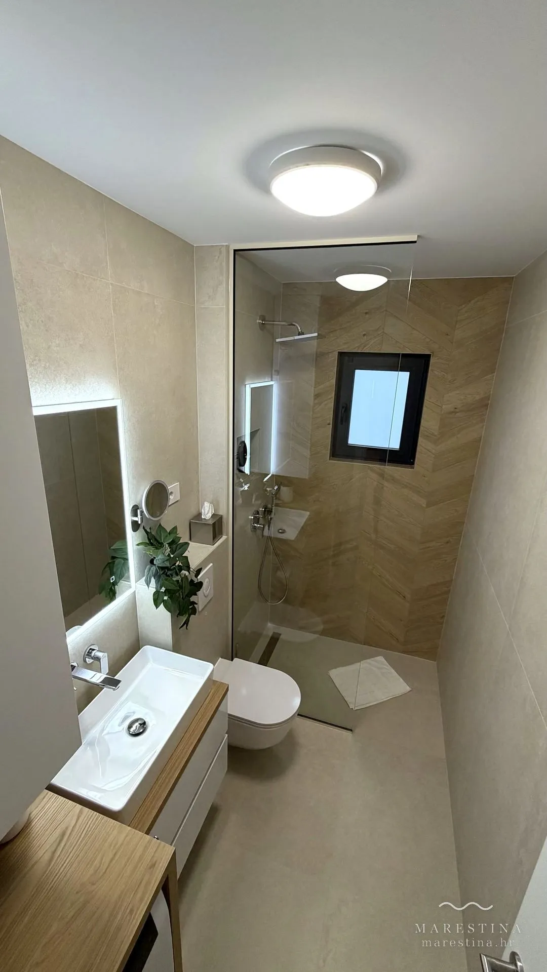 Zweites Badezimmer mit ebenerdiger Dusche und Waschmaschine