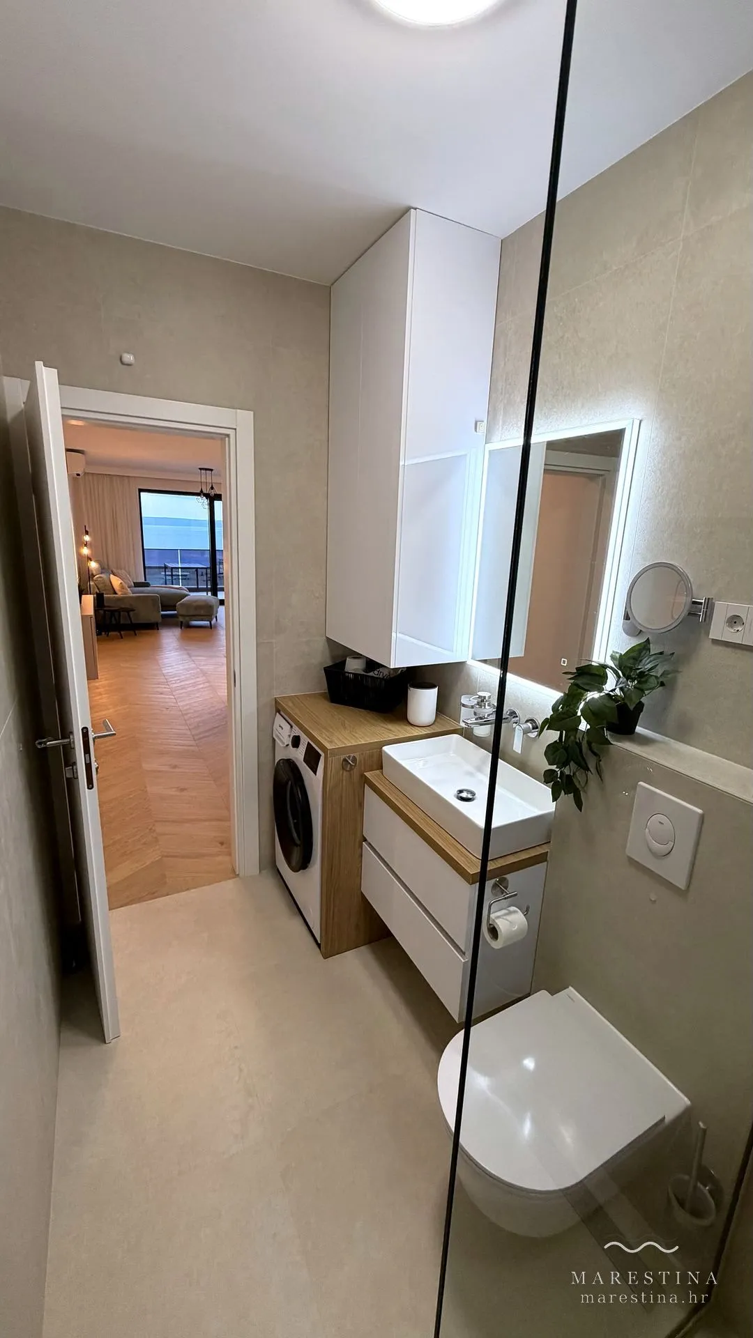 Zweites Badezimmer mit ebenerdiger Dusche und Waschmaschine