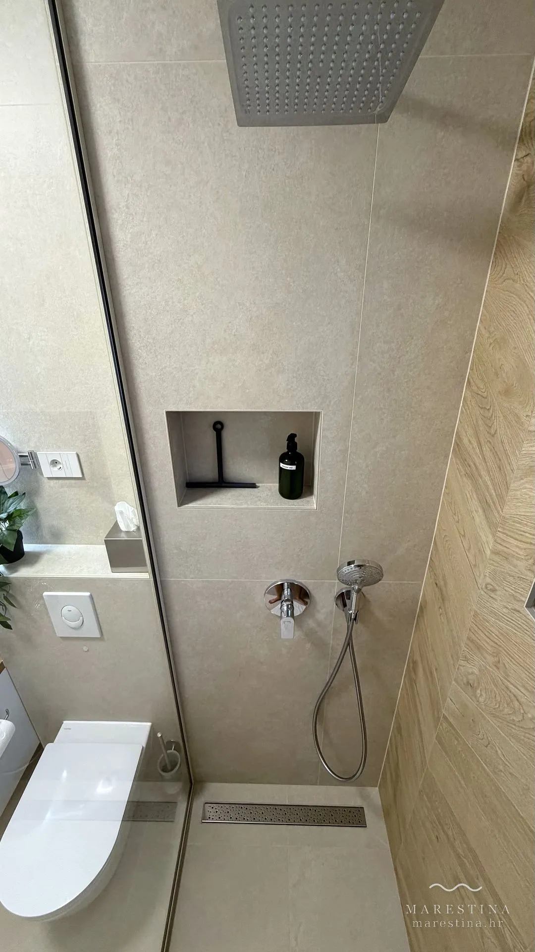 Zweites Badezimmer mit ebenerdiger Dusche und Waschmaschine