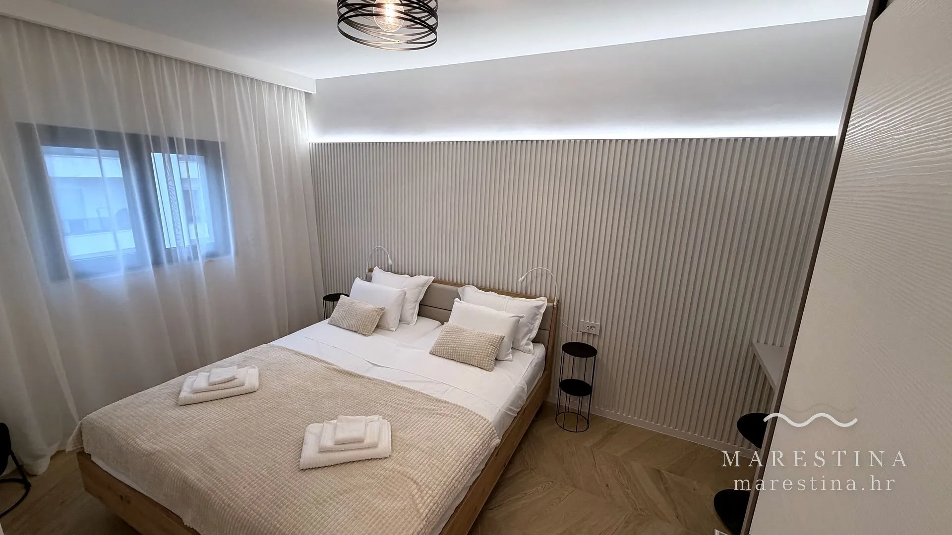 Zweites Schlafzimmer mit Doppelbett, Schrank und Arbeitsplatz