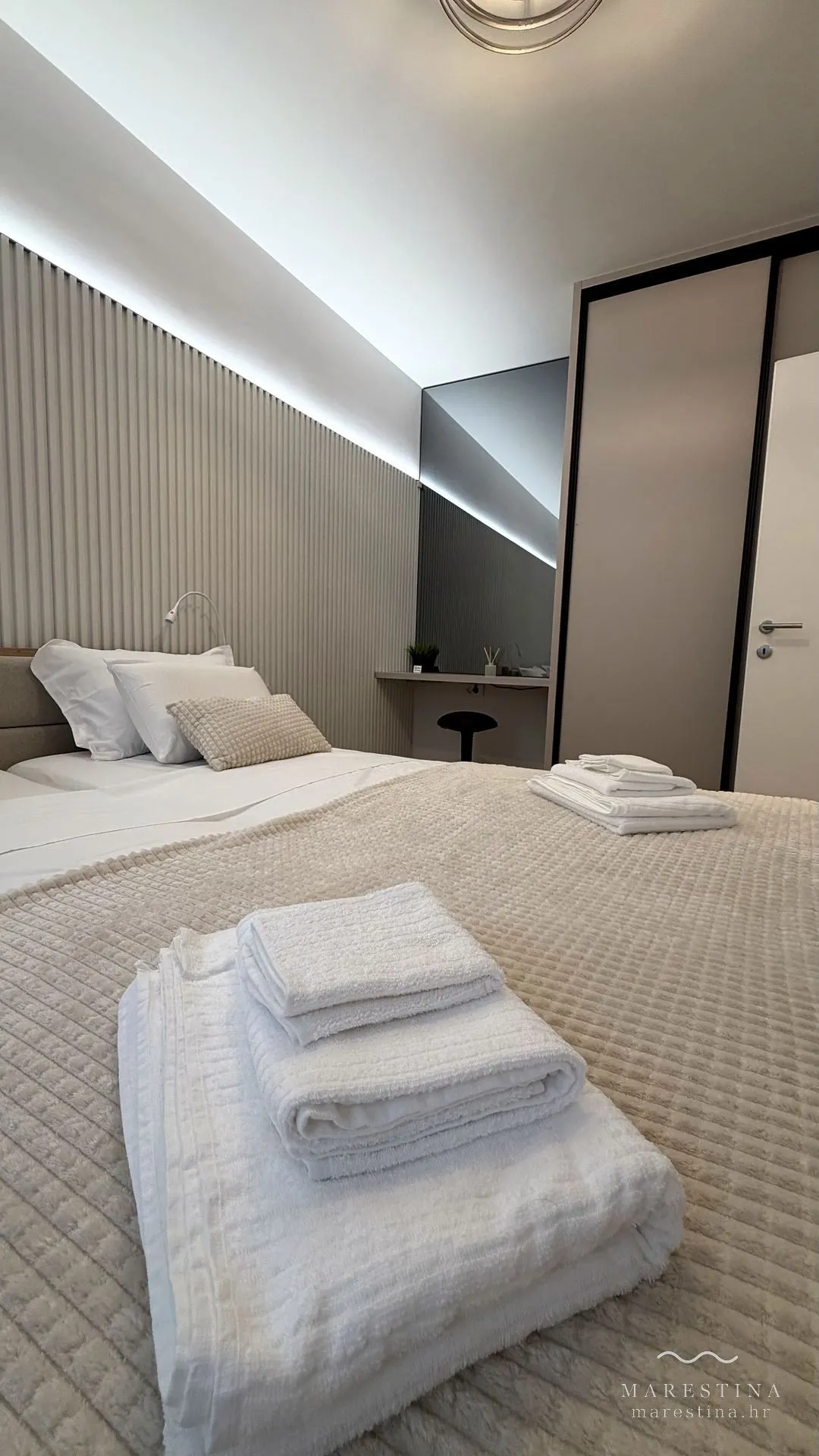 Zweites Schlafzimmer mit Doppelbett, Schrank und Arbeitsplatz