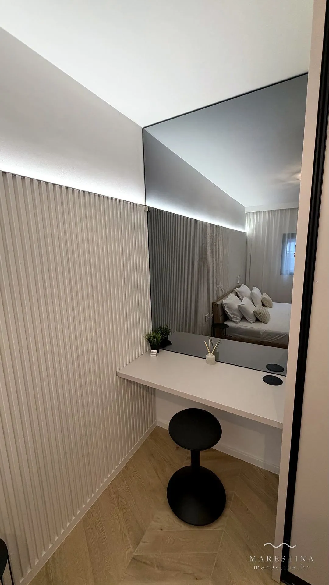 Zweites Schlafzimmer mit Doppelbett, Schrank und Arbeitsplatz