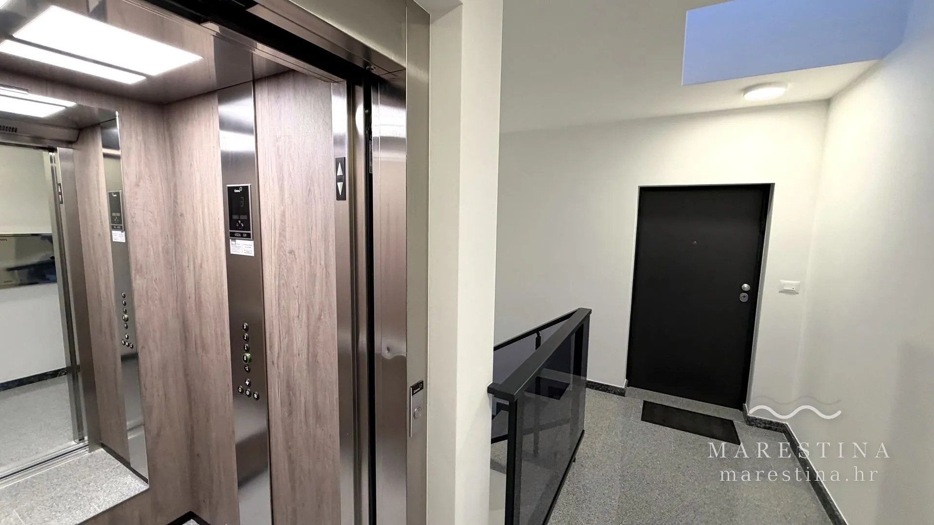 Hausflur mit Aufzug und stufenlosem Zugang zum Apartment