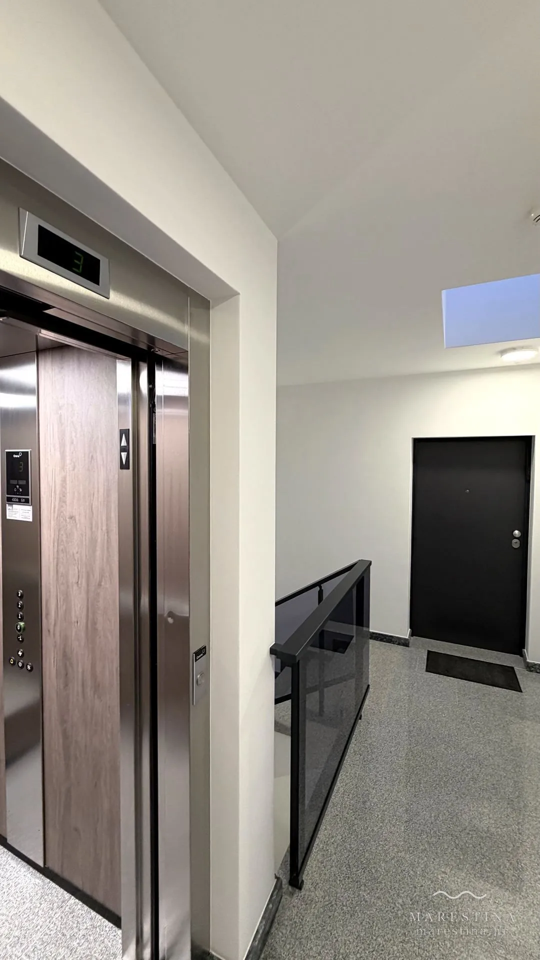Hausflur mit Aufzug und stufenlosem Zugang zum Apartment