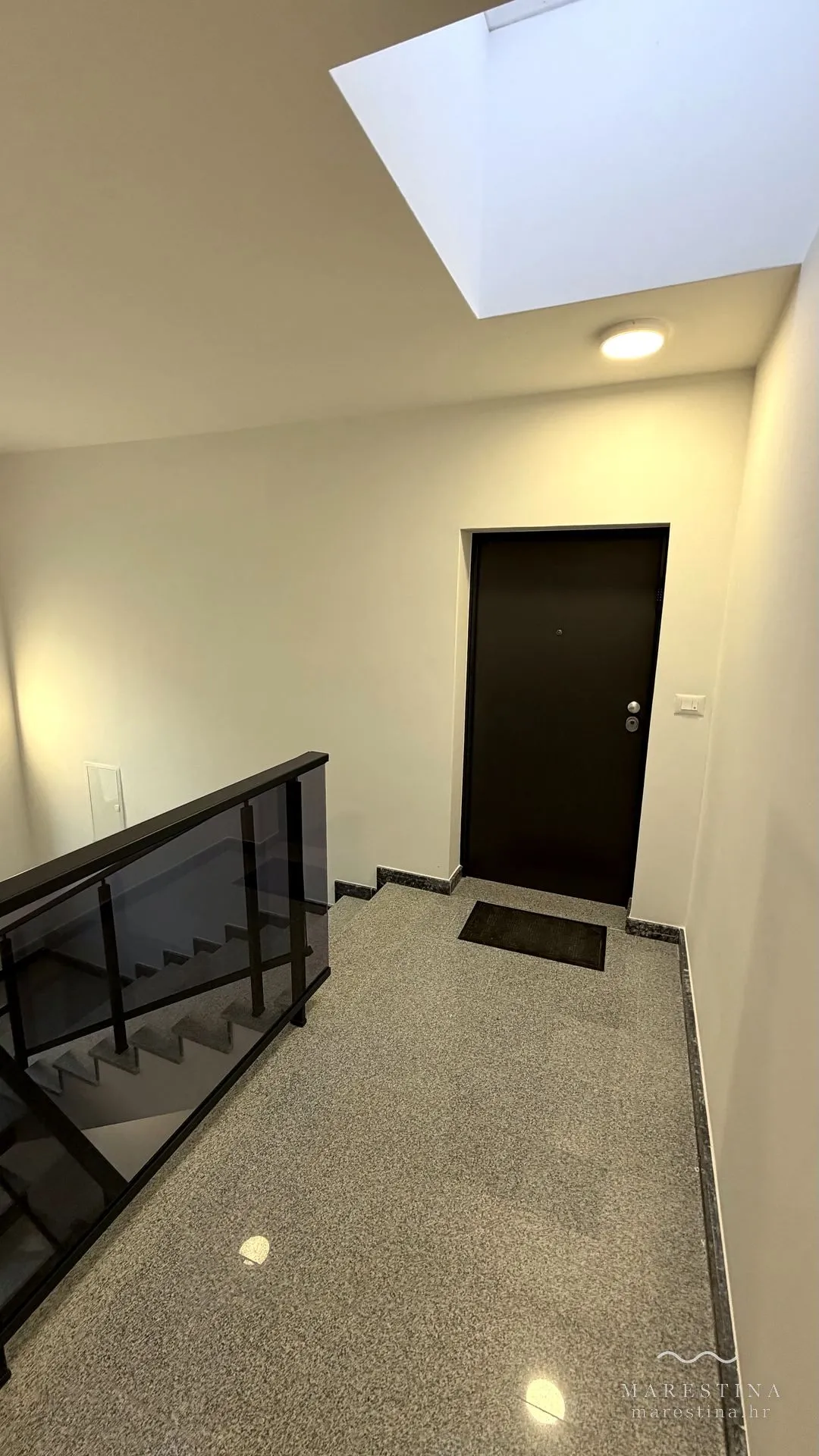 Hausflur mit Aufzug und stufenlosem Zugang zum Apartment