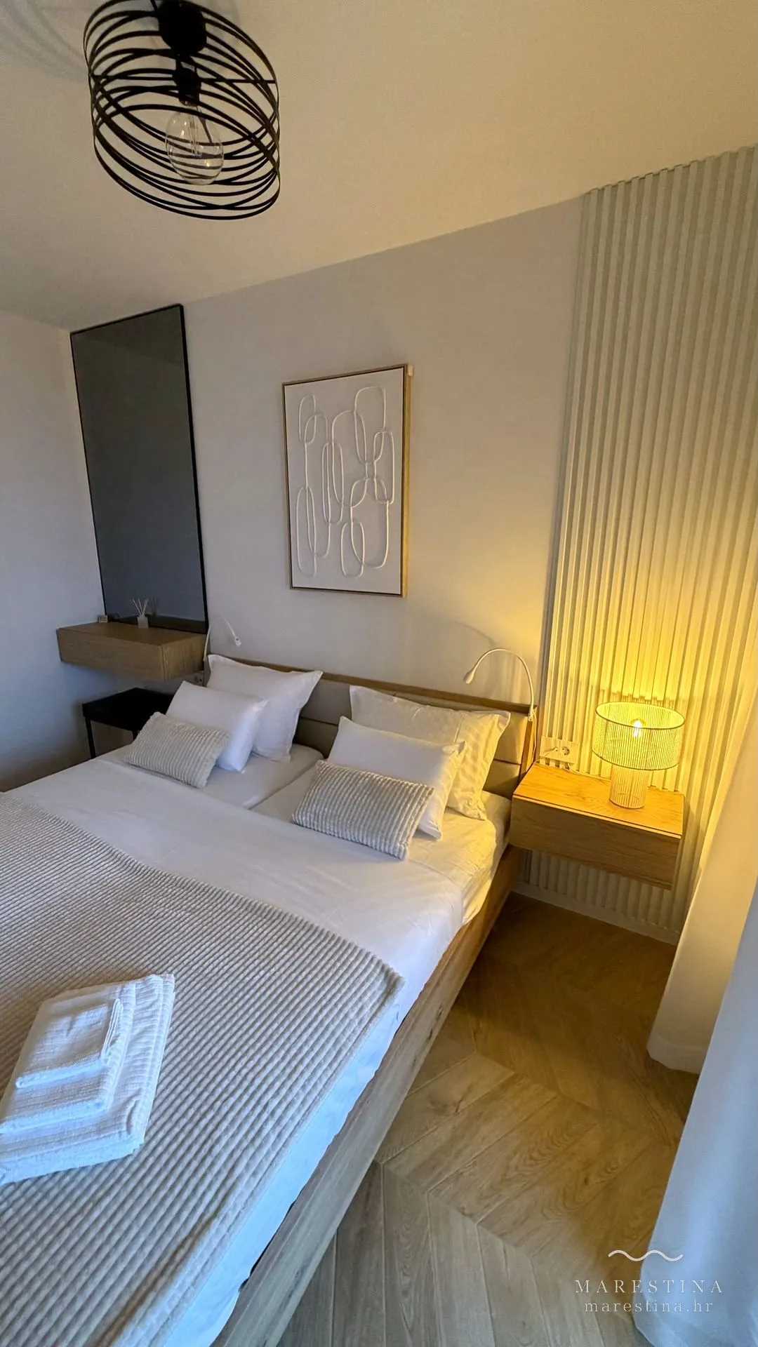 Hauptschlafzimmer mit Doppelbett und Zugang zum Balkon